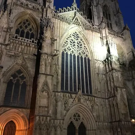 펜션 7 Precentor's Court