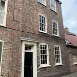 7 Precentor's Court Nyaraló York