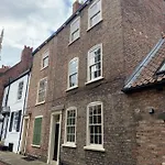 7 Precentor's Court