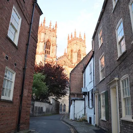 7 Precentor's Court