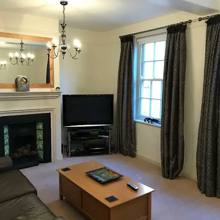 7 Precentor's Court *