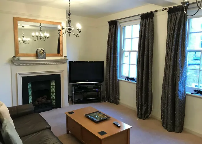 7 Precentor's Court *