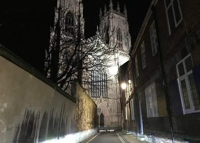 펜션 7 Precentor's Court