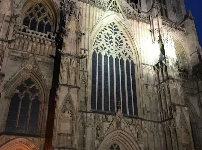 펜션 7 Precentor's Court