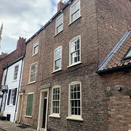 7 Precentor's Court